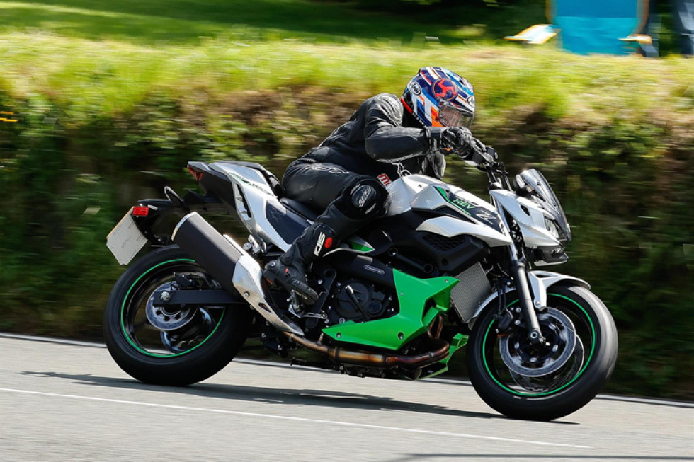 H Kawasaki Z7 Hybrid έκανε τον πρώτο γύρο του Isle of Man TT με υβριδική μοτοσυκλέτα