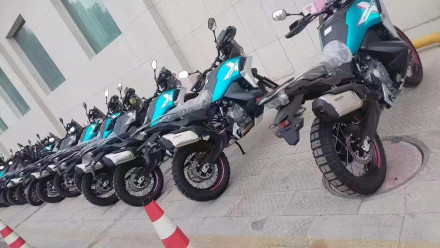 CFMOTO 800 MT-X 2025 – Νέες φωτογραφίες της μοτοσυκλέτας από την παραγωγή (;)