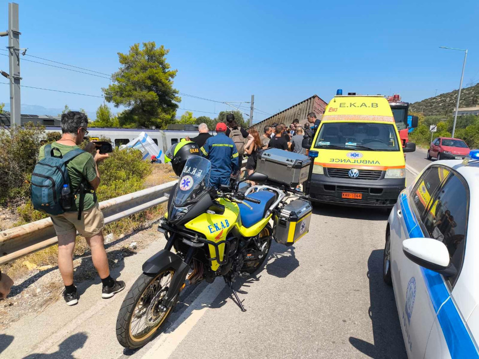 Μοτοσυκλέτες Ταχείας Ανταπόκρισης του ΕΚΑΒ έσπευσαν σε σύγκρουση φορτηγού με αμαξοστοιχία