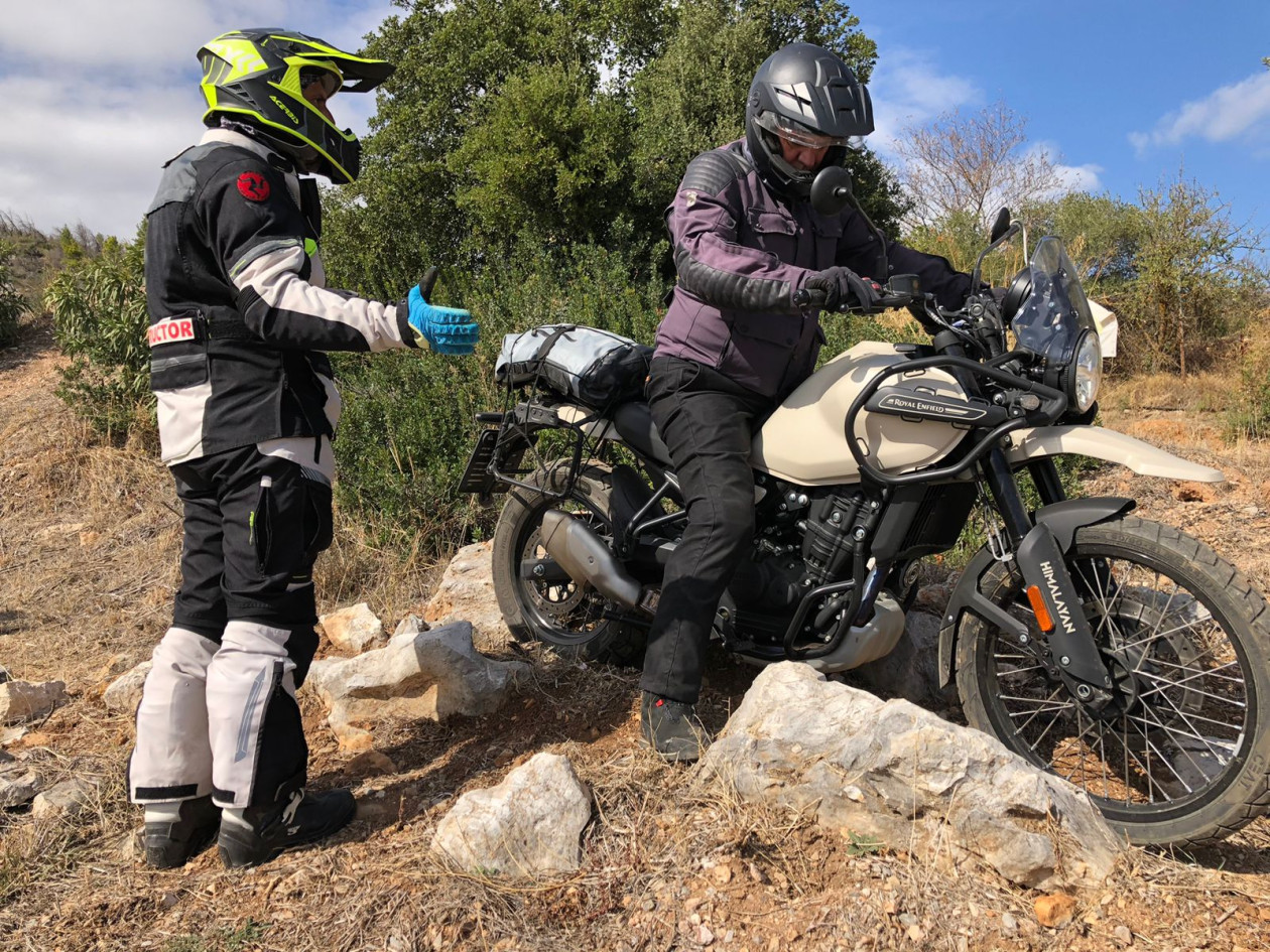 MUVUS - 1o χωμάτινο σχολείο για κατόχους Royal Enfield Himalayan, στο Riding School Θ. Χούντρας