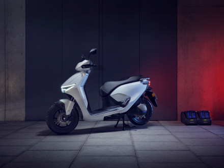 EICMA 2024 – Honda CUV e 2025 – Συγκρατημένο άνοιγμα στα e-Scooters