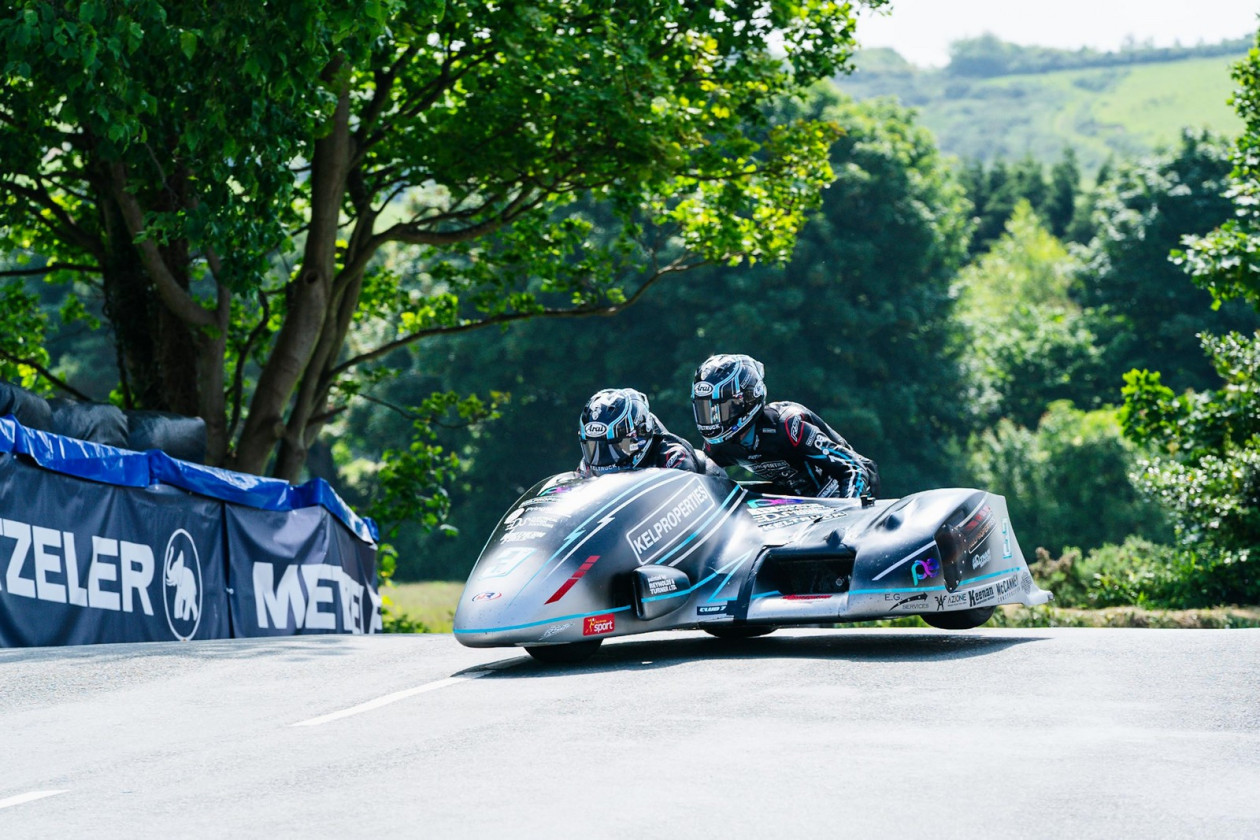 IoM TT 2024, Sidecar Race 2 - Οι αδελφοί Crowe στο κλαμπ των 120 mph