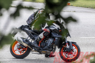 KTM: Έρχεται 990 Duke R 2025, νέες φωτό των 990 SMT, 990 RC R