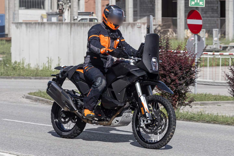 KTM – Εντοπίστηκαν νέα 1390 Rally και... 1490 Super Adventure!