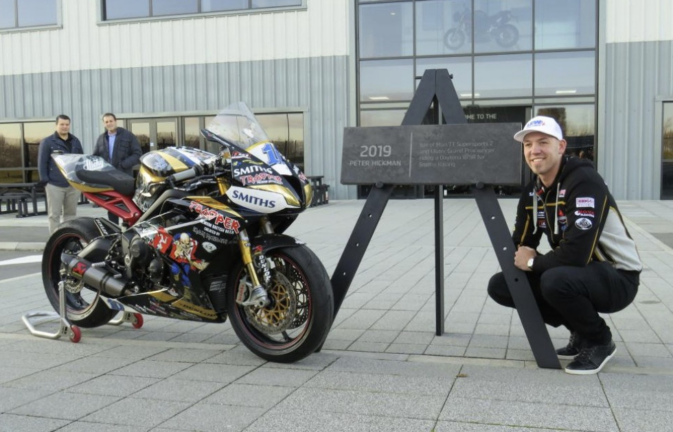 H Triumph τίμησε τον Peter Hickman με πλακέτα στο “Αvenue of Legends”