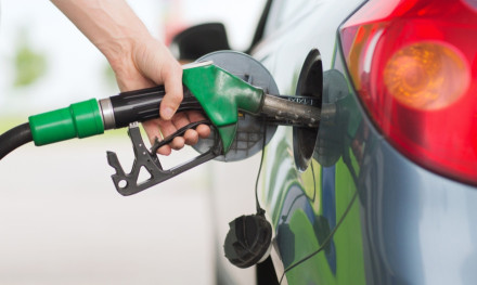 «Βουτιά» στις τιμές πετρελαίου και καυσίμων – Ποιοι είναι οι λόγοι