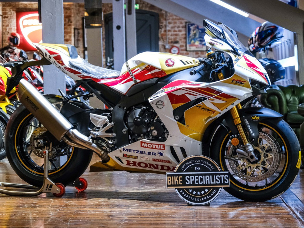 Ένα σπάνιο Honda &quot;John McGuinness 100th Start Race Replica&quot; Fireblade προς πώληση