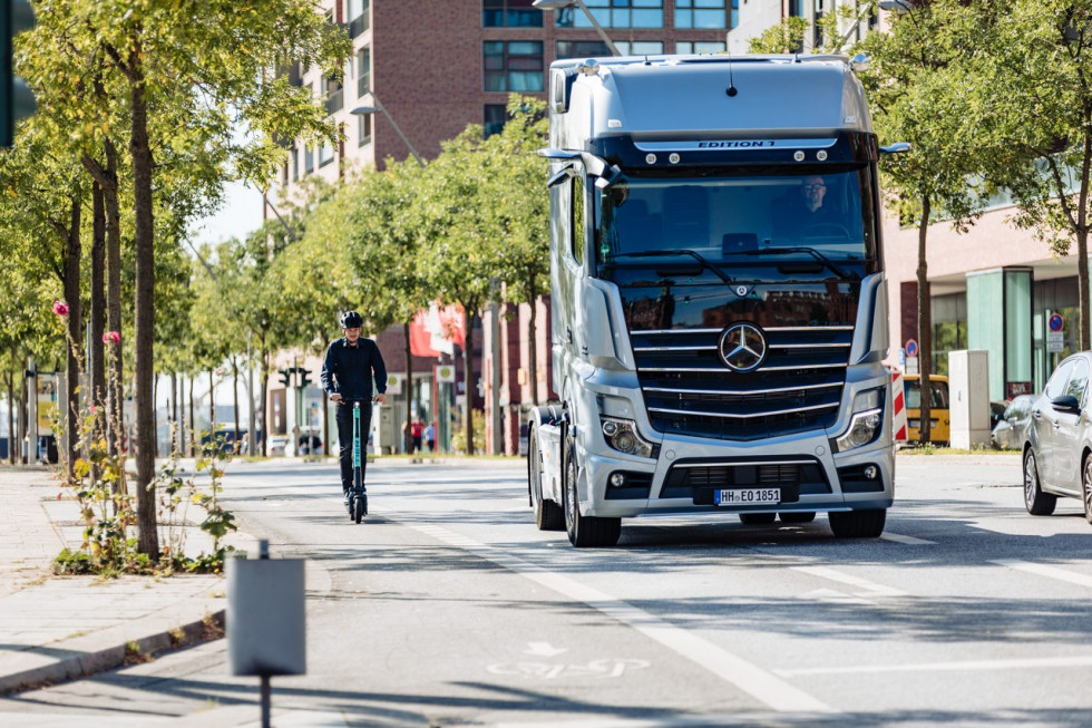 Τράκτορας της Mercedes-Benz με ειδικά εξελιγμένο σύστημα για τον εντοπισμό δίτροχων