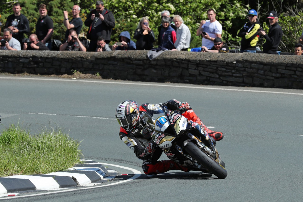 IoM TT 2019, Supersport, 2ος αγώνας – Μεγάλη μάχη και Peter Hickman ξανά