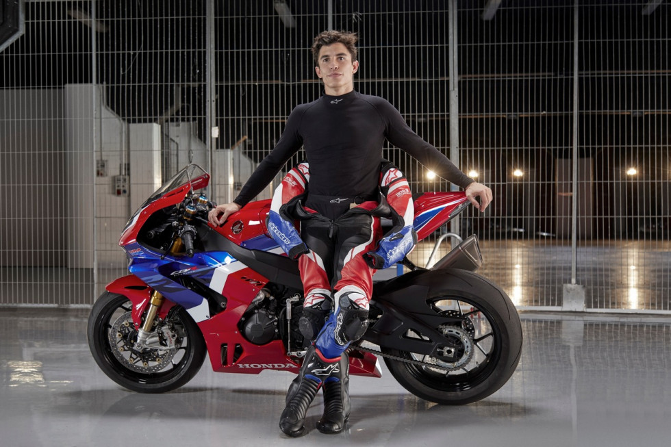 O Marc Marquez οδηγεί το Honda CBR1000RR-R του 2020 - Video