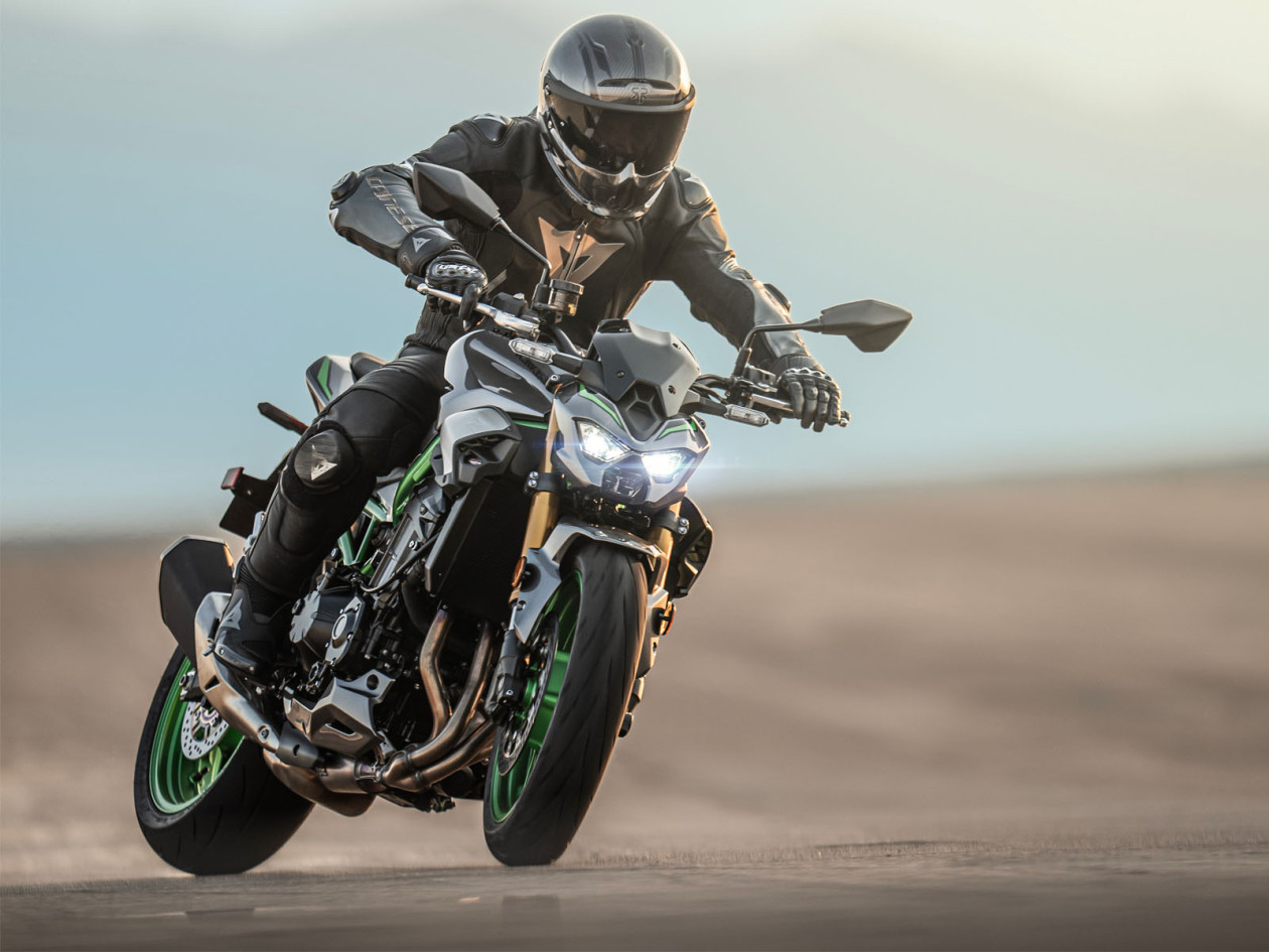 Kawasaki Z900 / Z900 SE 2025 - Ηλεκτρονικά και κινητήρας στο επίκεντρο των αλλαγών