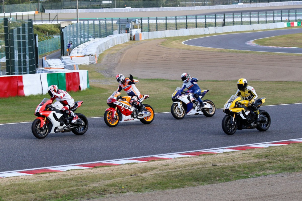 Wayne Rainy, Kenny Roberts, Eddie Lawson και Takuma Aoki, οδηγούν μαζί στη Suzuka!