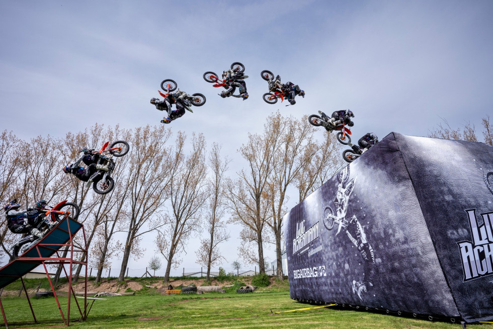 Το πρώτο tandem backflip μητέρας-γιου ήταν δώρο για τη Γιορτή της Μητέρας [βίντεο]