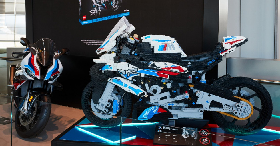 BMW M 1000 RR από LEGO σε κλίμακα 1:1!