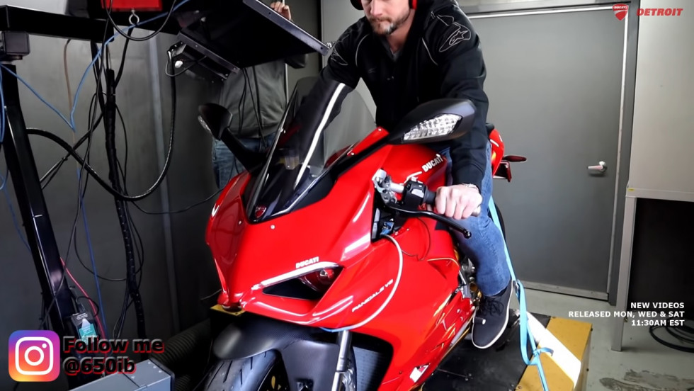 Video – Desmo War! Panigale V2 εναντίον Panigale V4R στο δυναμόμετρο!