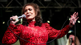 R.I.P. Loretta Lynn (1932-2022) – Έφυγε η μεγάλη κυρία της μουσικής που στήριξε το αμερικανικό ΜΧ