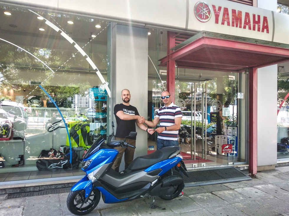 Ένα Yamaha ΝΜΑΧ 155 στο δυναμικό του Bikeit!