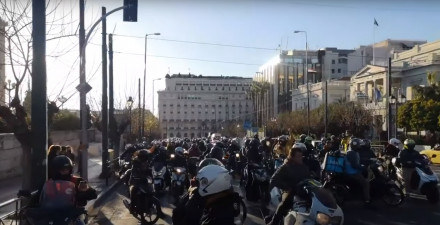 Μοτοπορεία στη Βουλή για τον θάνατο του Ιάσονα