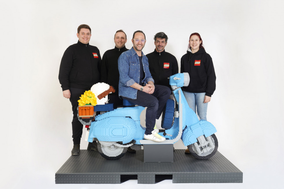 Vespa 125 με LEGO σε κλίμακα… 1:1! - Video