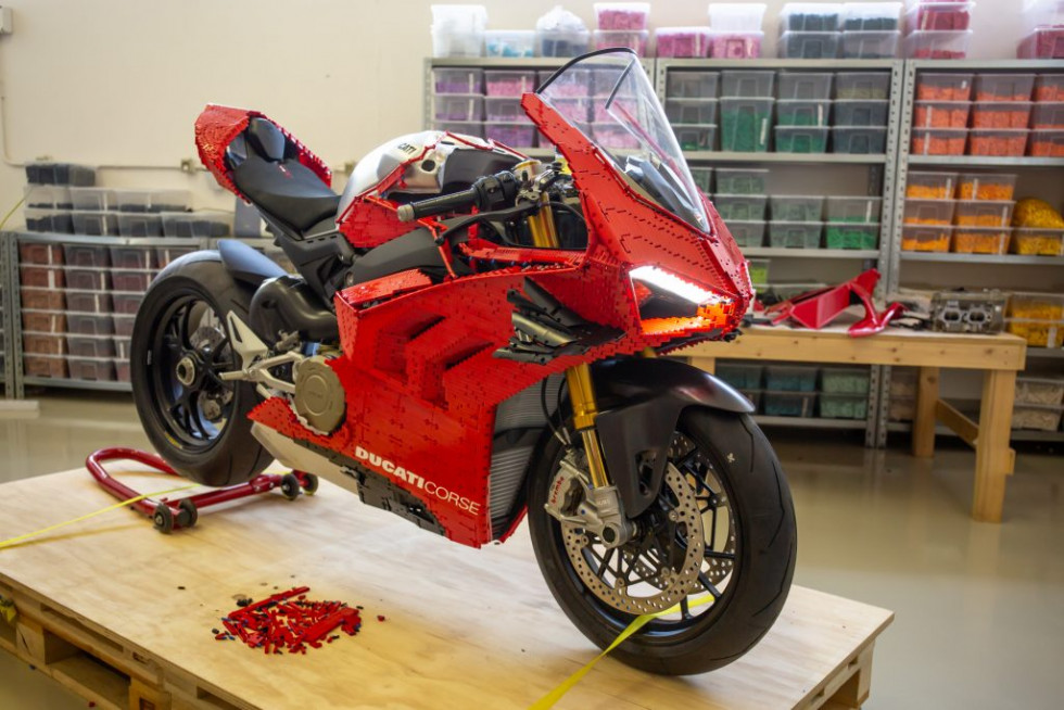 Ducati Panigale V4R με LEGO, σε κλίμακα 1:1! - Video