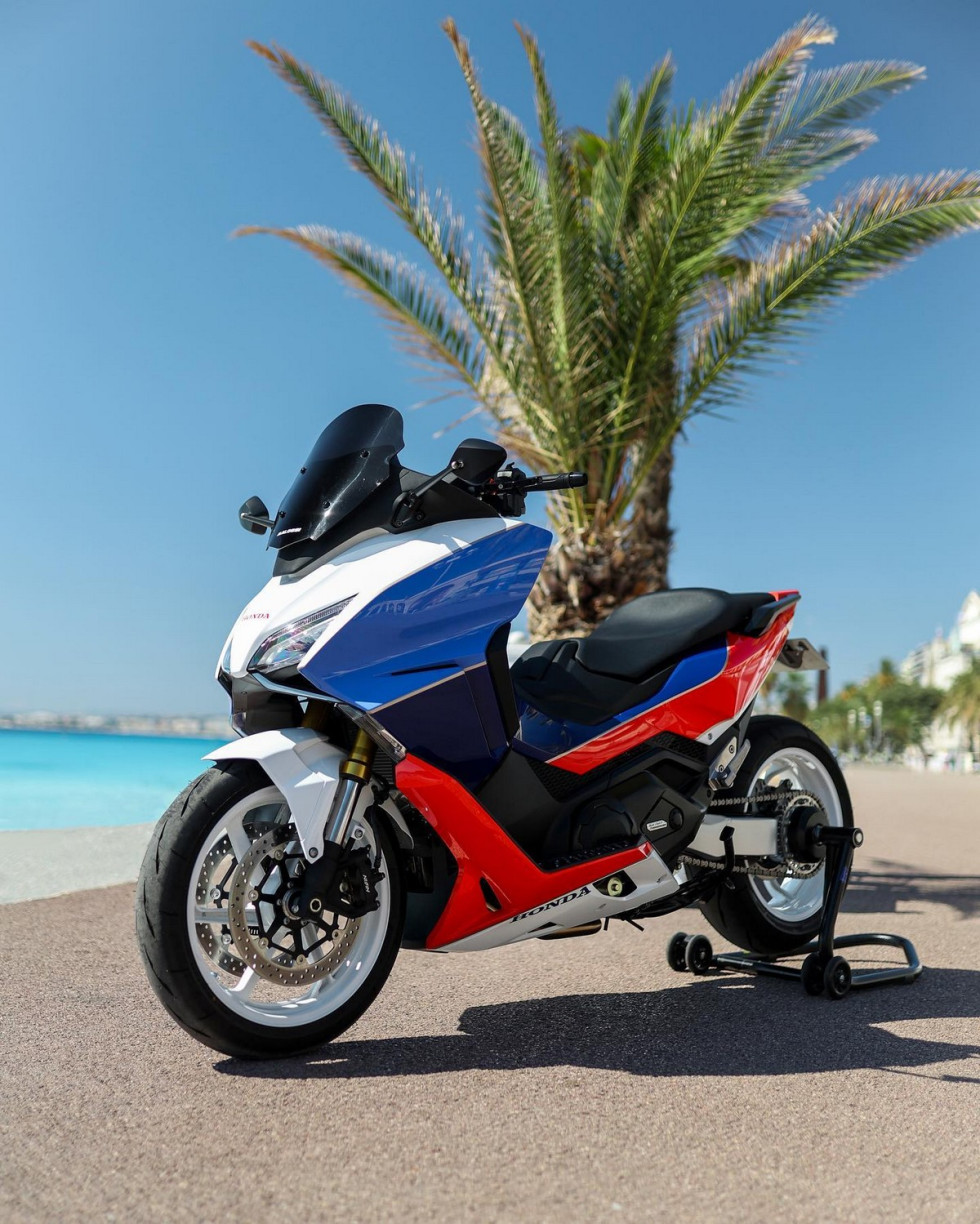 Honda Forza 750R - Φόρος τιμής στην παγκόσμια πρωταθλήτρια RC30