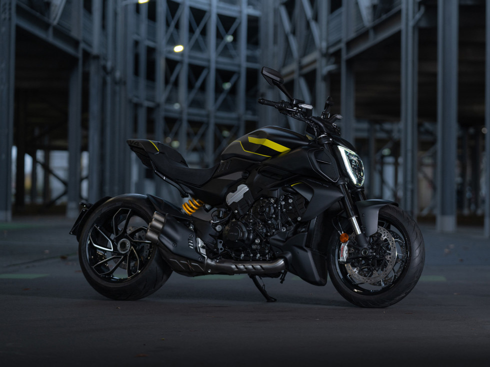 Ducati Diavel V4 2025 - Πασπαλισμένο με... Racing Yellow!