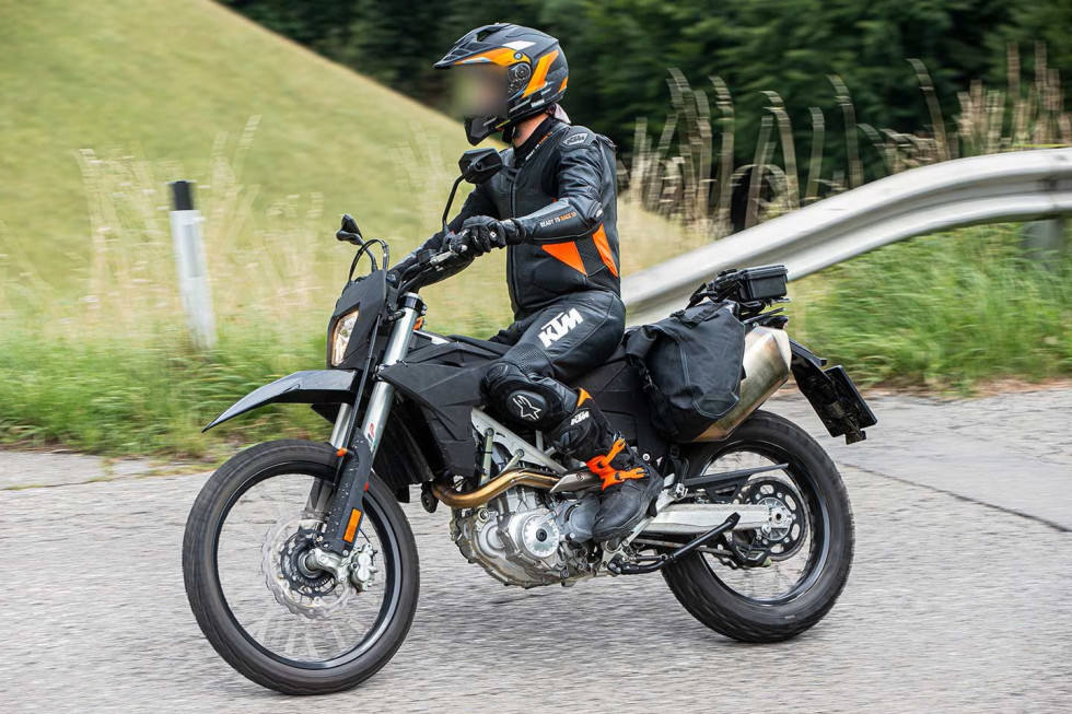 KTM 690 Enduro R &amp; SMC R 2024 – Ανανέωση ενόψει